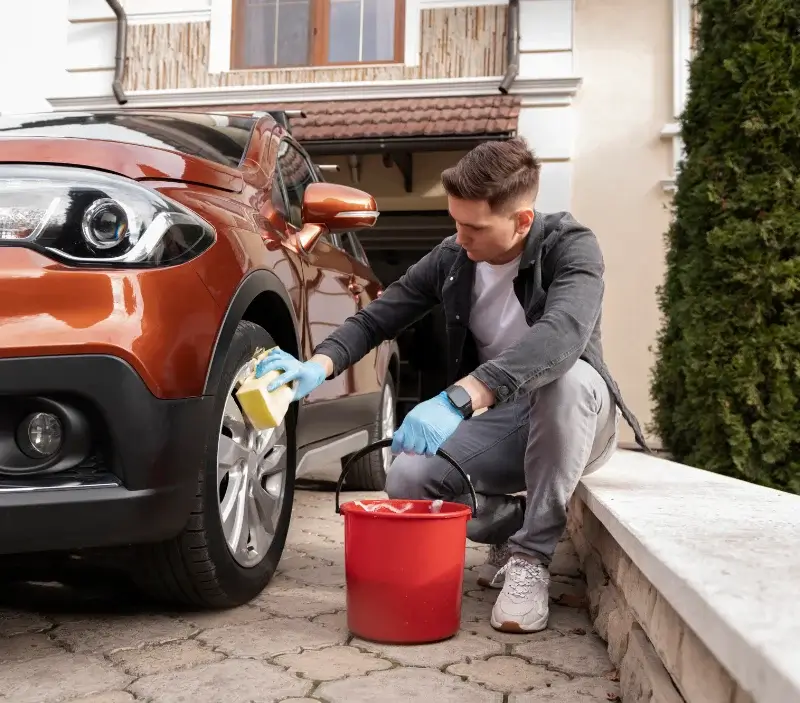 Lavage auto à domicile Sceaux : professionnel intervenant sur un véhicule